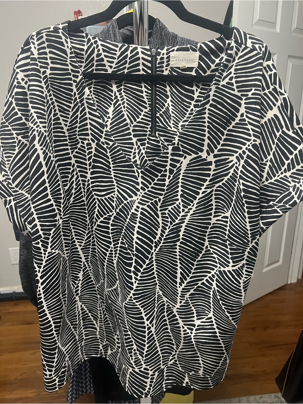 MELLODAY Black and White Leaf-Pattern Short Sleeve Shirt